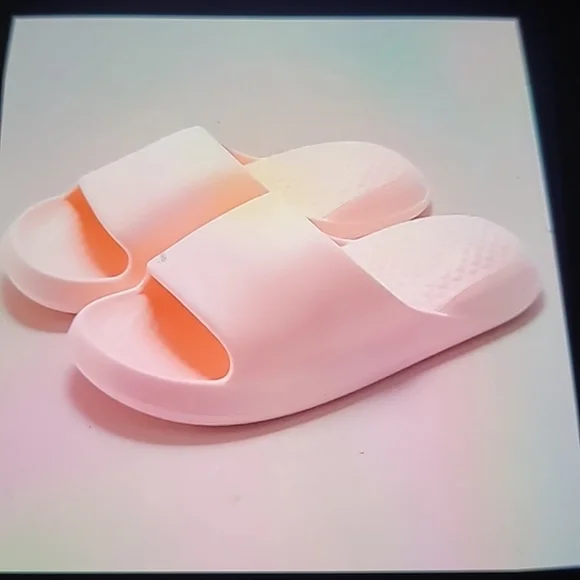 Women's slippers. - Picture 1 of 7